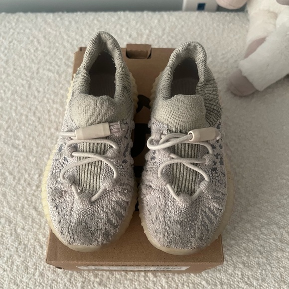 Yezzy 350 V2 infants size size Us9 - Picture 2 of 4